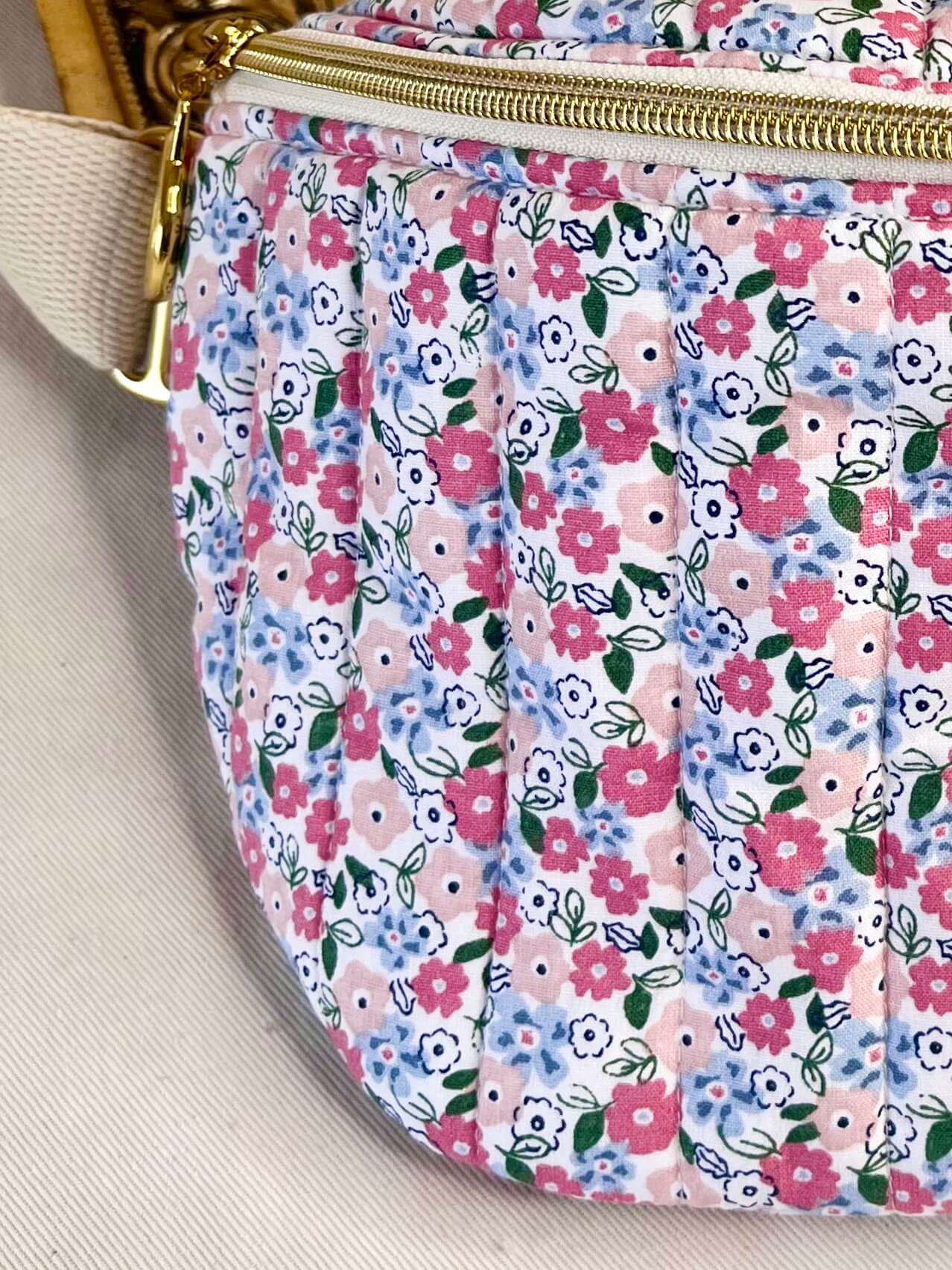 Gros plan sur le relief du coton matelassé Gaia Greener, texture offrant une agréable douceur, tissu sans produits chimiques, fait main France