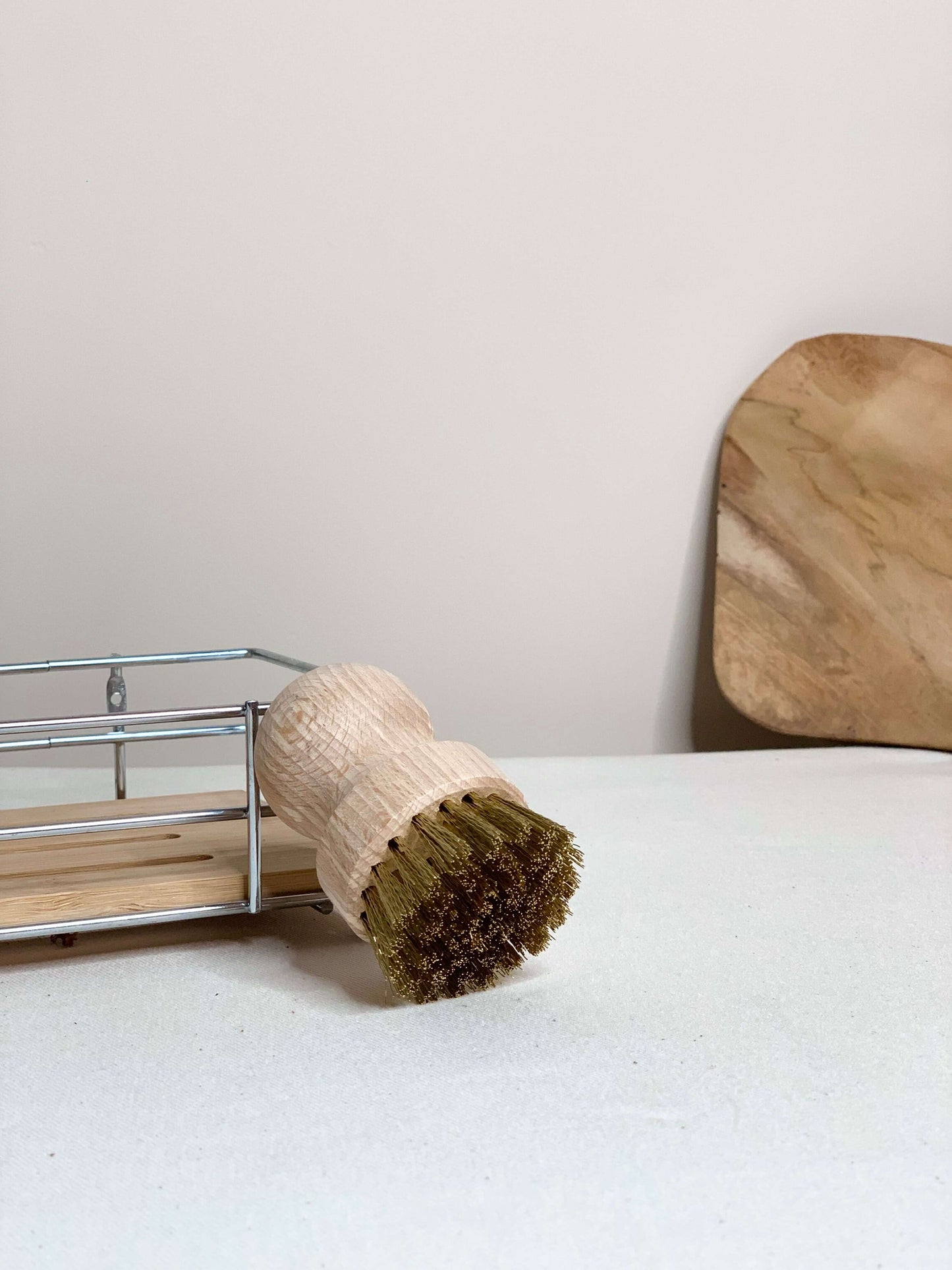 Brosse casserole en laiton FSC 100% assure une longue durée de vie à la brosse.