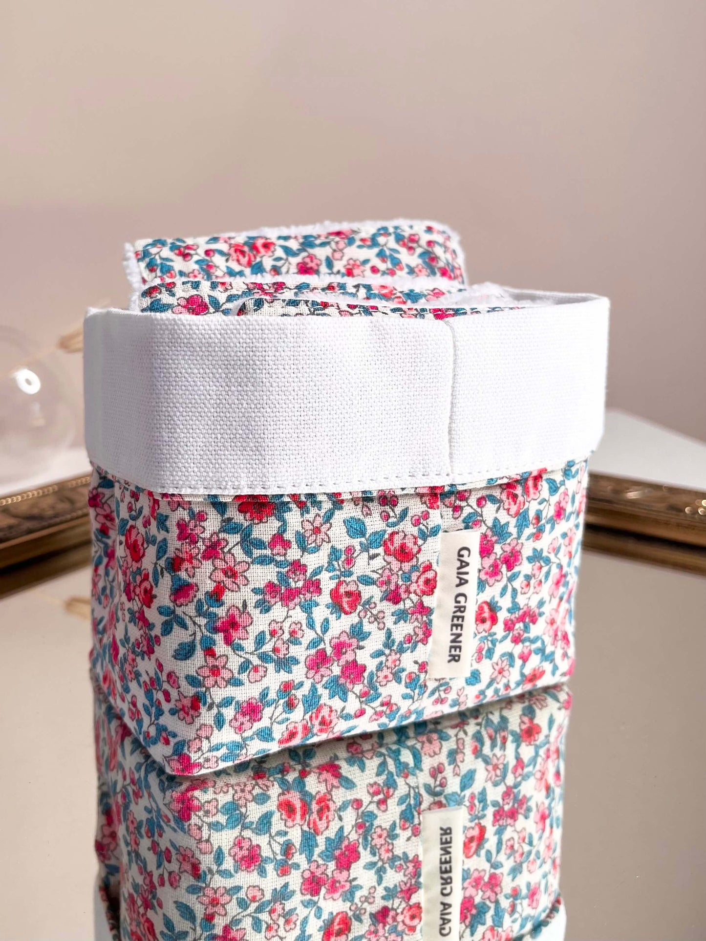 10 carrés démaquillants reutilisables  ultra-doux et leur panier de rangement artisanale, coloris coeur rouge, fait main en France, Gaia Greener