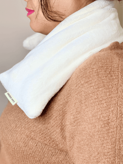Bouillotte cervicale souple epousant la forme des epaules et de la nuque pour soulager les tensions musculaires.