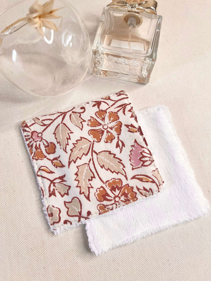 Carré démaquillant lavable et reutilisable en éponge de bambou et coton en tissus certifiés Oeko-Tex, confectionné à la main par Gaia Greener