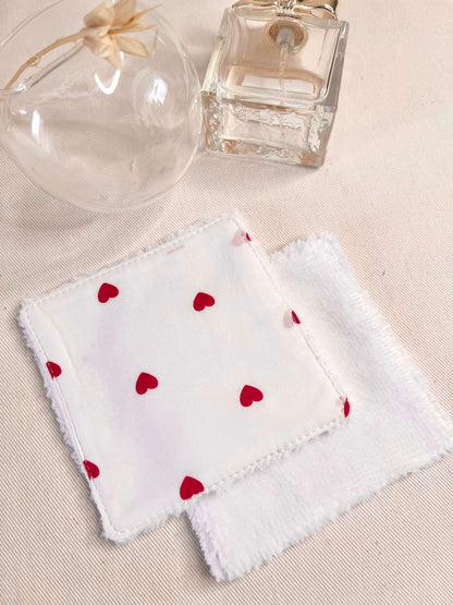 Carré démaquillant reutilisable  en éponge de bambou et coton en tissus certifiés Oeko-Tex, confectionné à la main par Gaia Greener.