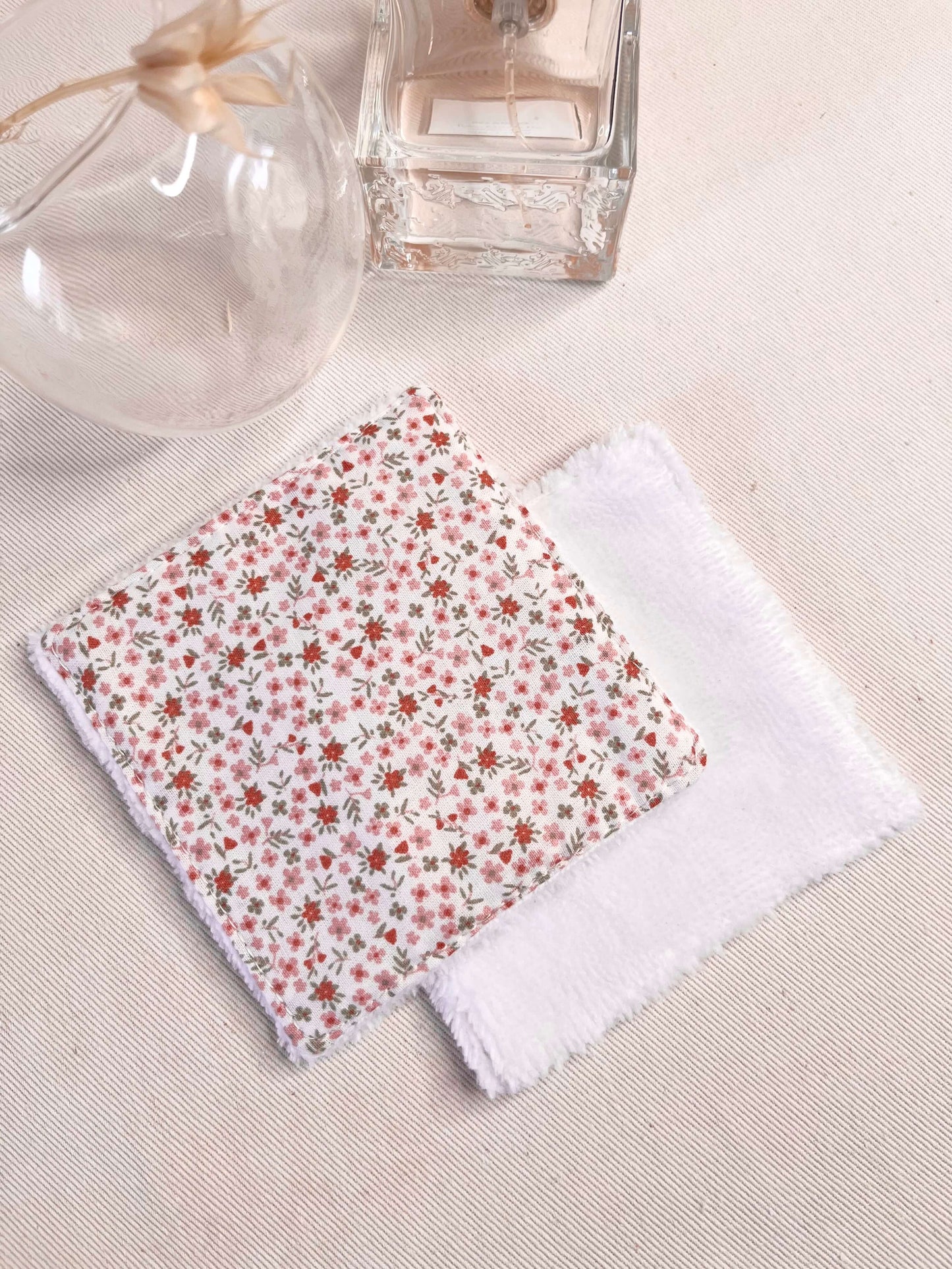 Coton démaquillant lavable en tissus certifiés Oeko-Tex, confectionné à la main par Gaia Greener, motif rose vert et blanc.