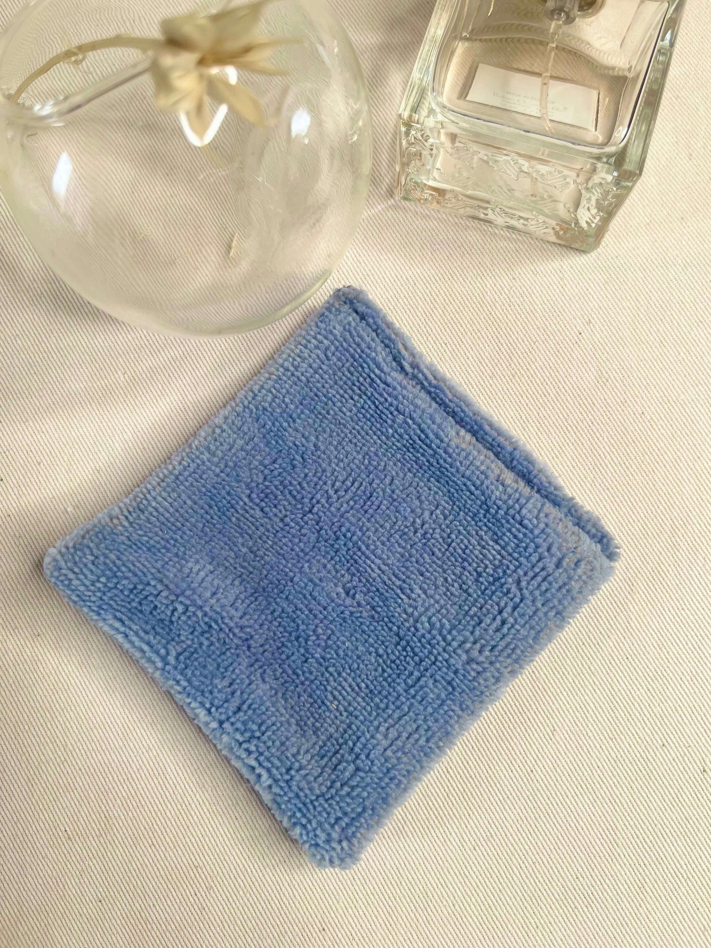 Coton démaquillant lavable et réutilisable en éponge de bambou double face en tissus certifiés Oeko-Tex, confectionné à la main par Gaia Greener