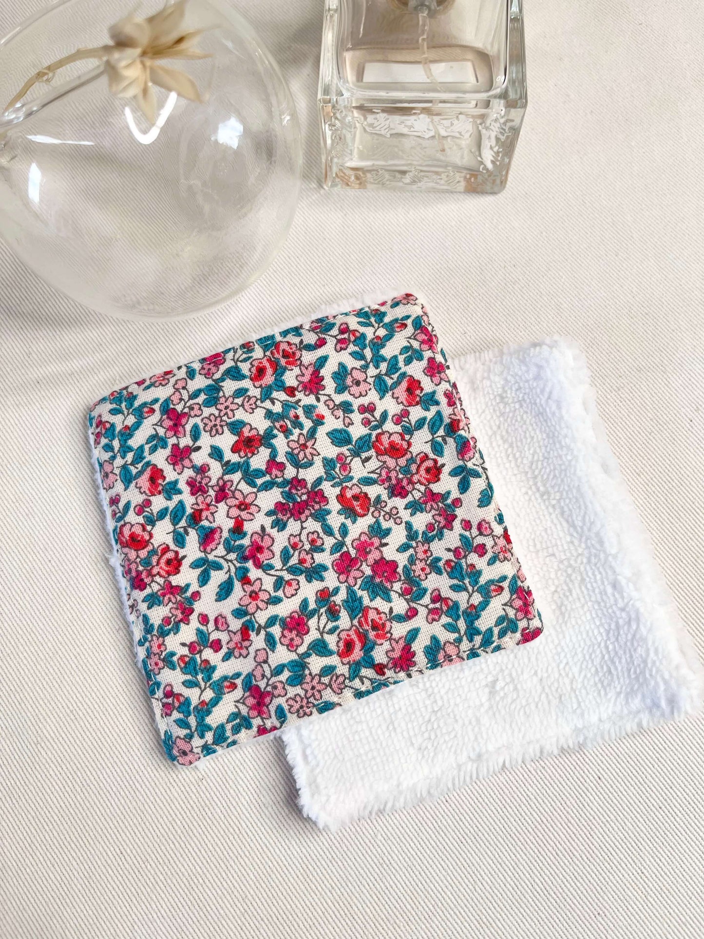 Coton démaquillant lavable et reutilisable en tissus certifiés Oeko-Tex, confectionné à la main par Gaia Greener, motif fleuri