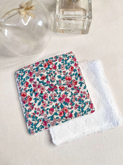 Coton démaquillant lavable et reutilisable en tissus certifiés Oeko-Tex, confectionné à la main par Gaia Greener, motif fleuri