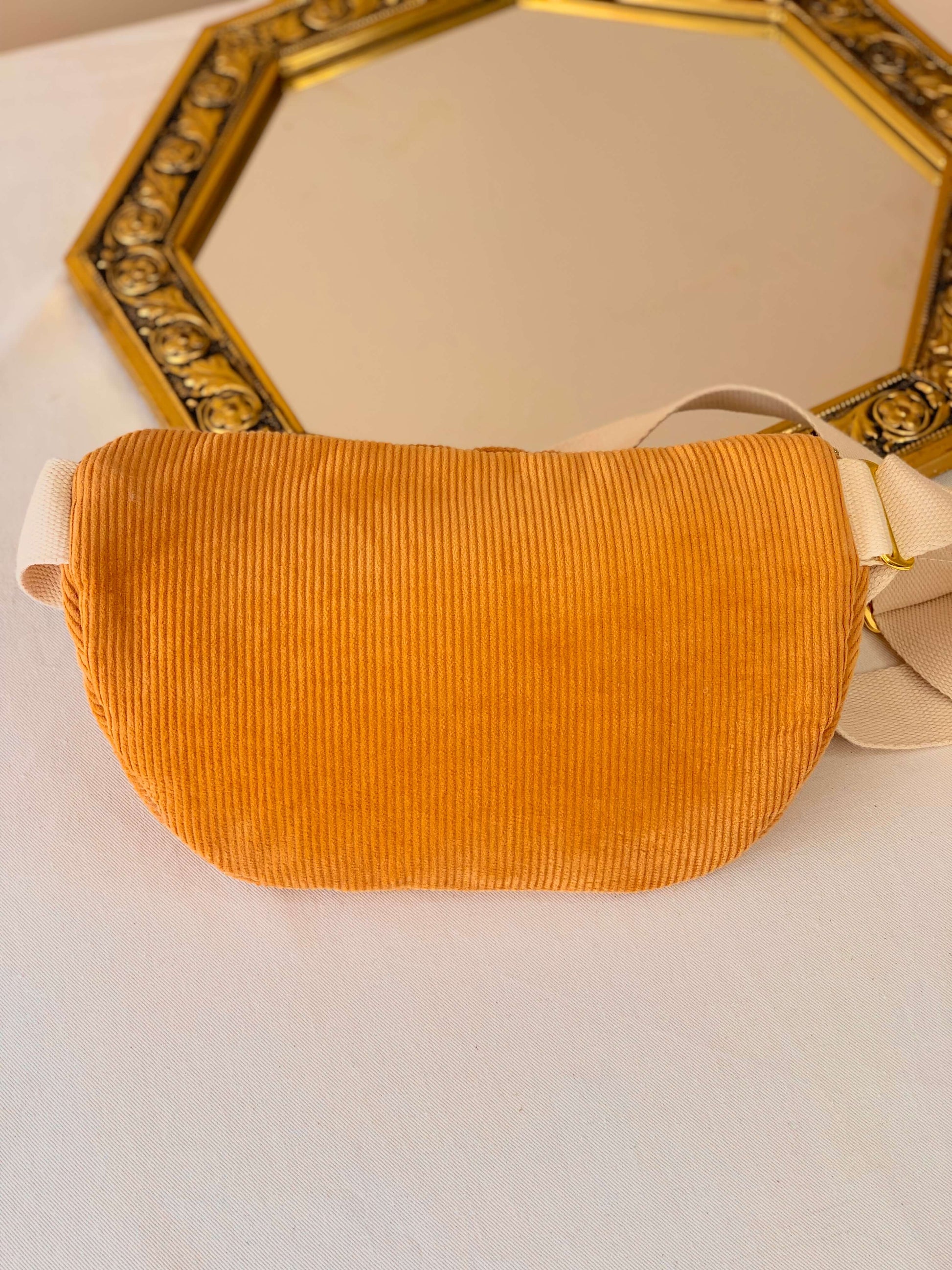 Derière du sac banane velours tissu Oeko-tex, grande poche intérieur, sangle réglable et confort, fait main gaia greener.