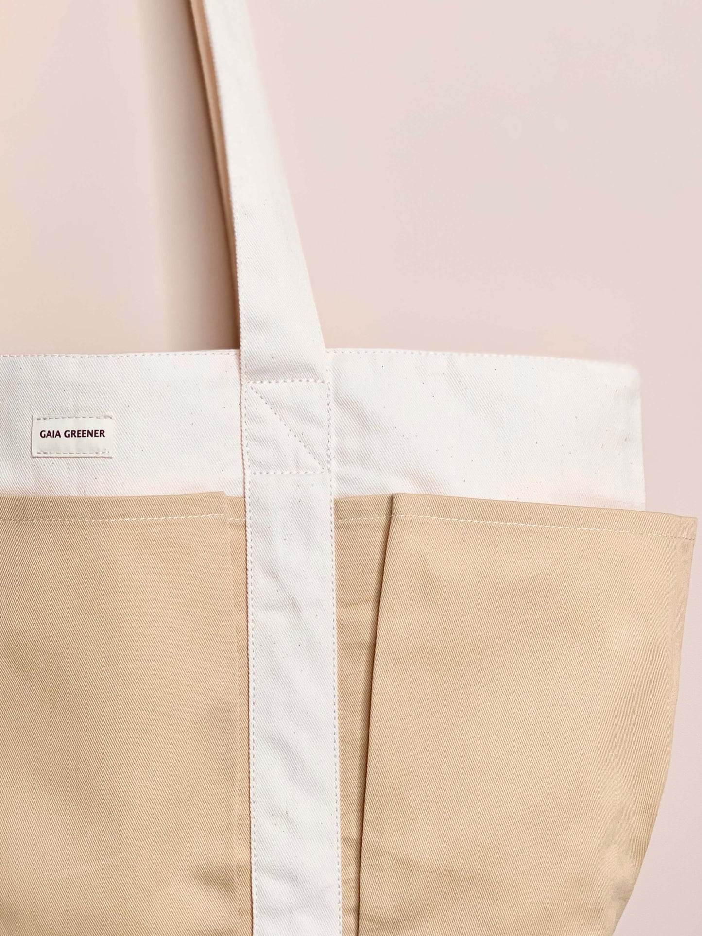 Détail des finitions robustes et coutures renforcées du sac cabas artisanal Gaia Greener en coton certifie Oeko-tex beige.
