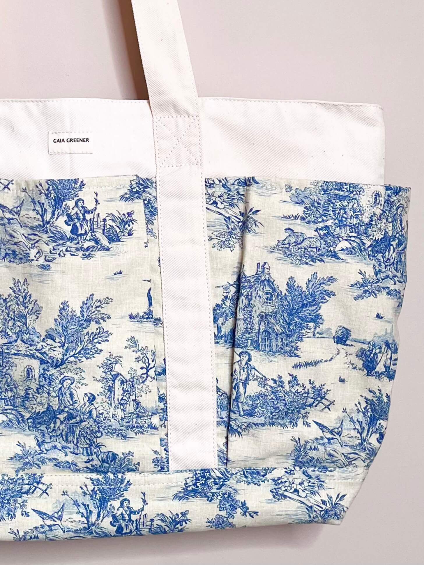 Détail des finitions robustes et coutures renforcées du sac cabas artisanal Gaia Greener en coton certifie Oeko-tex pastorale bleu.