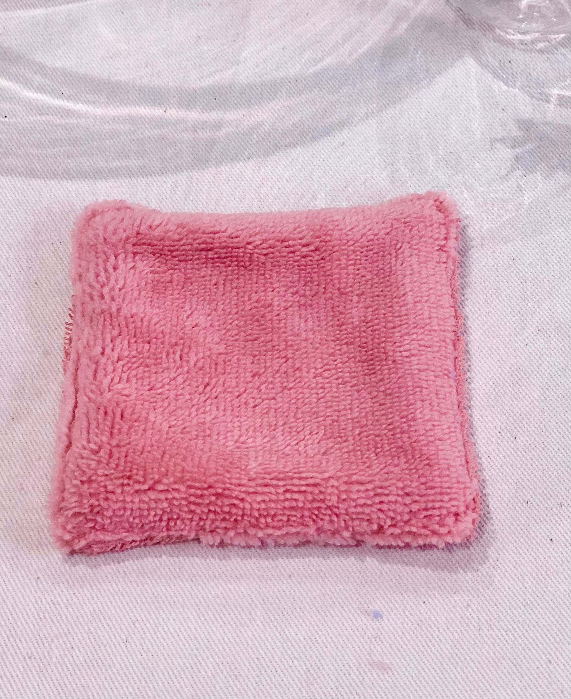 Gros plan sur l'éponge de bambou rose ultra douce et les finitions artisanales d'un coton démaquillant réutilisable et lavable Gaia Greener