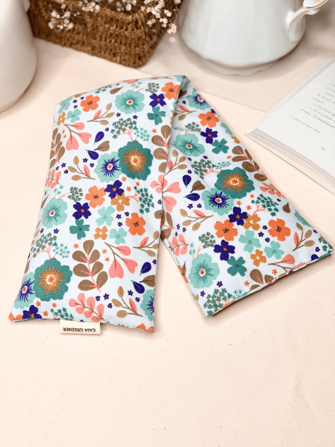Housse amovible et lavable en coton certifie Oeko-Tex coloris fleuri multicoleur de la bouillotte cervicale artisanale Gaia Greener.