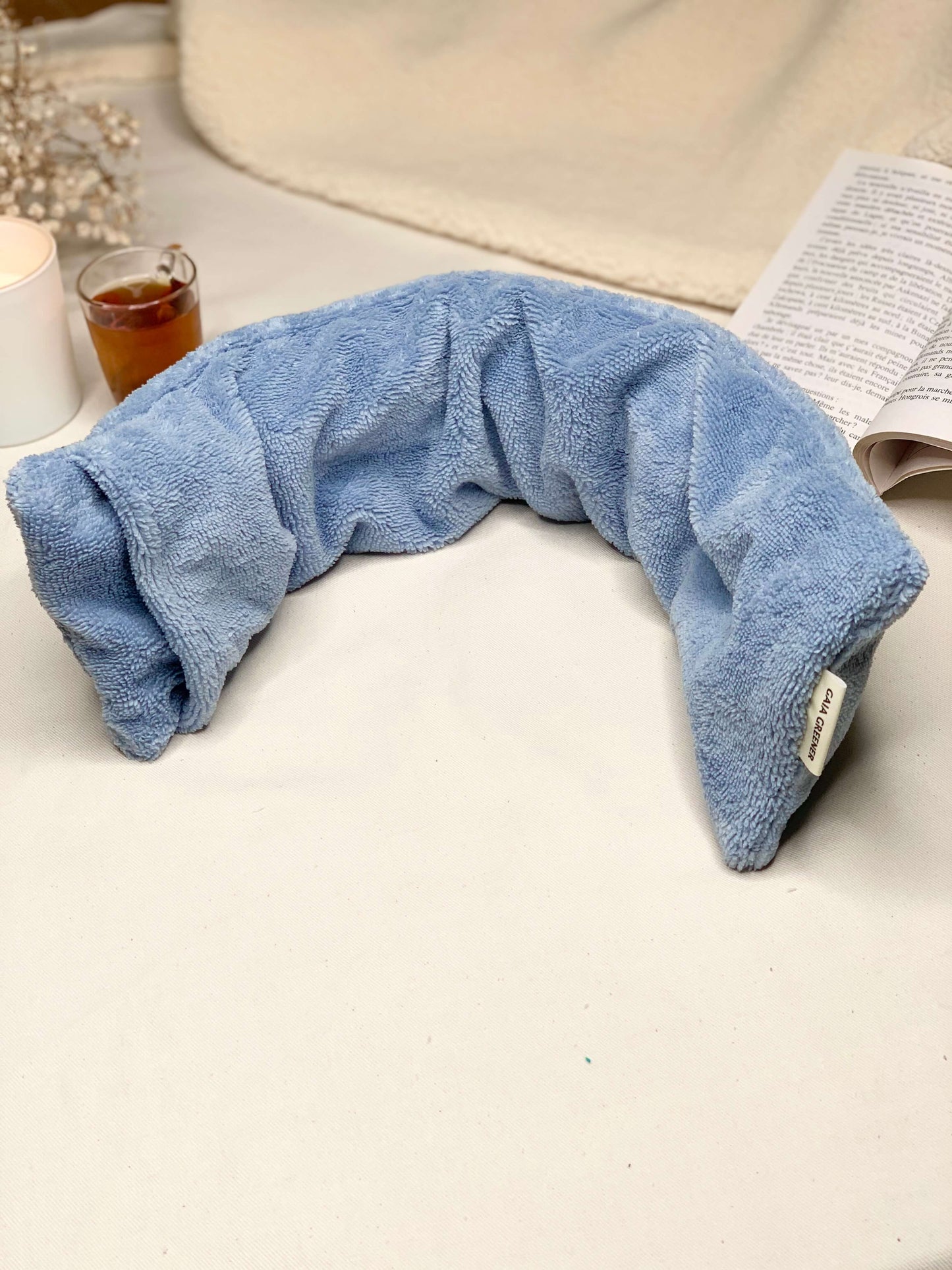 Housse amovible et lavable en éponge de bambou coloris bleu certifie Oeko-Tex de la bouillotte cervicale artisanale Gaia Greener.