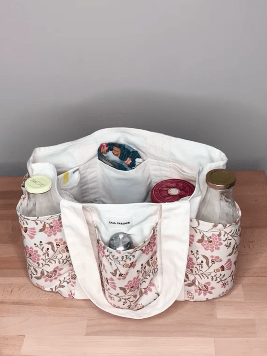 Intérieur compartimente du sac cabas avec poches de rangement pour gourde téléphone et accessoires de bureau.