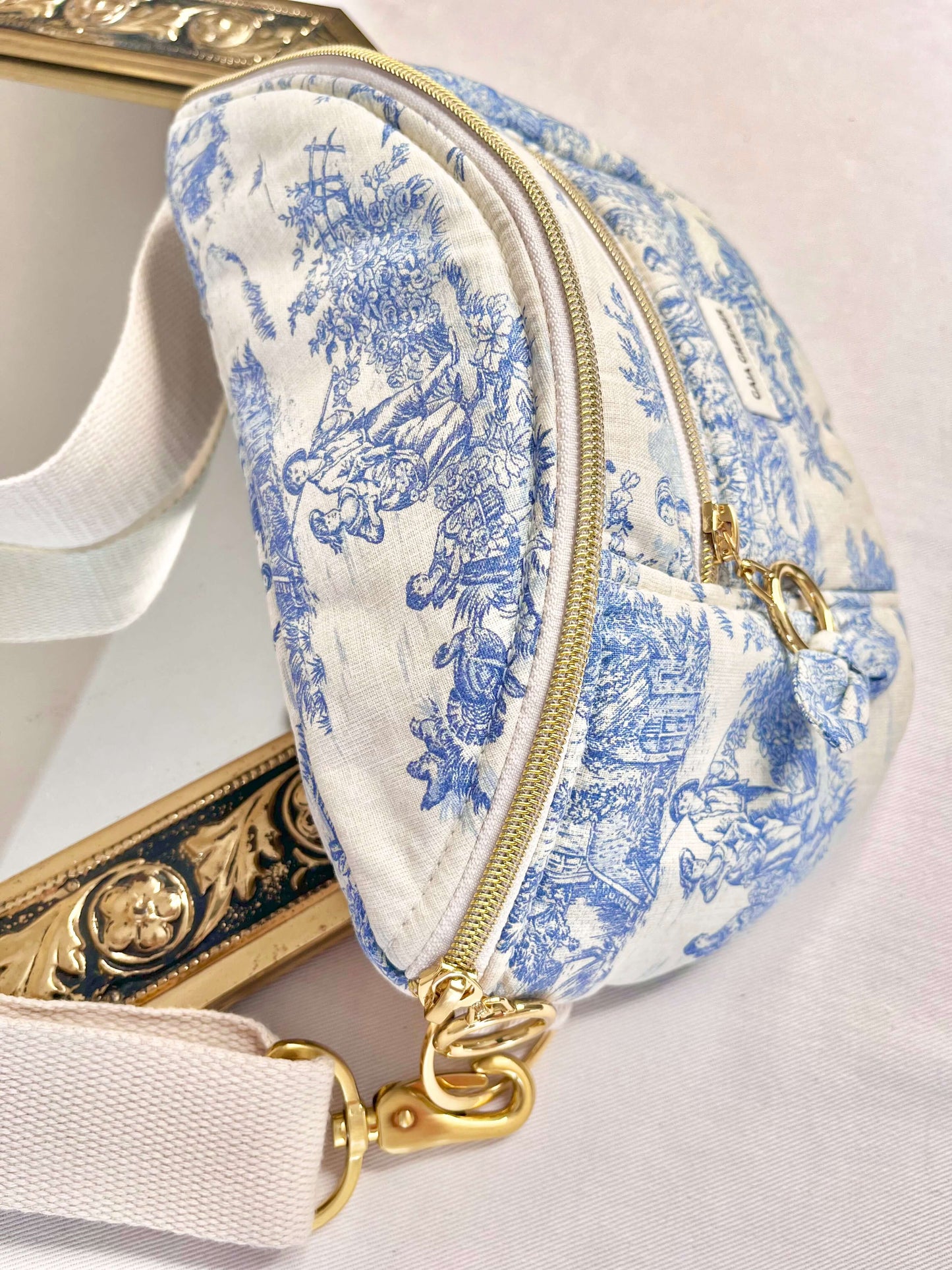 Sac banane femme, accesoire pratique, en toile de Jouy, coloris bleu, grande poche intéreur, tissu coton Oeko-Tex, fait main Gaia Greener.