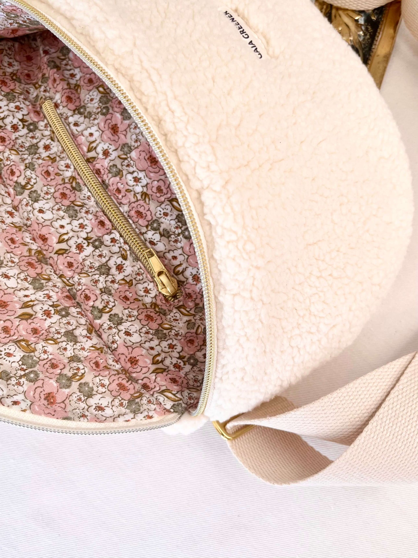 Sac banane femme écru en sherpa en tissu Oeko-Tex, coloris écru,  accessoire éco-responsable, fait main Gaia Greener.