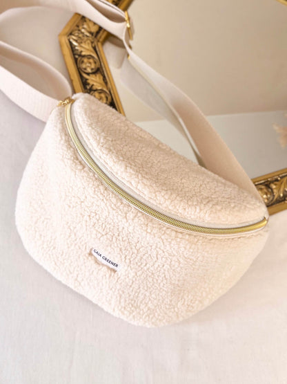 Sac banane femme en sherpa , en textile Moumoute, grande poche intérieur, sangle confort et réglable, coloris écru fait main Gaia Greener.