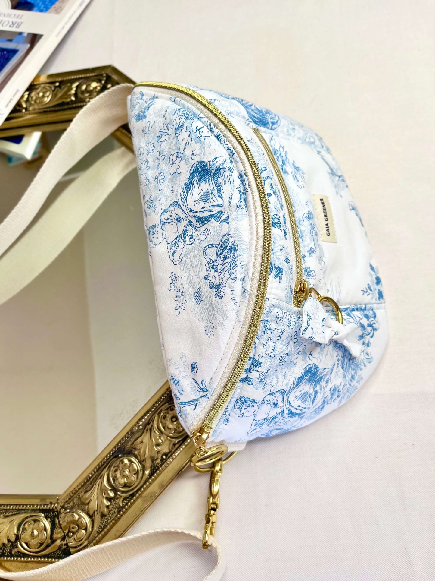 Sac banane femme, en toile de Jouy, coloris bleu, grande poche intéreur pratique, tissu coton Oeko-Tex, fait main Gaia Greener.