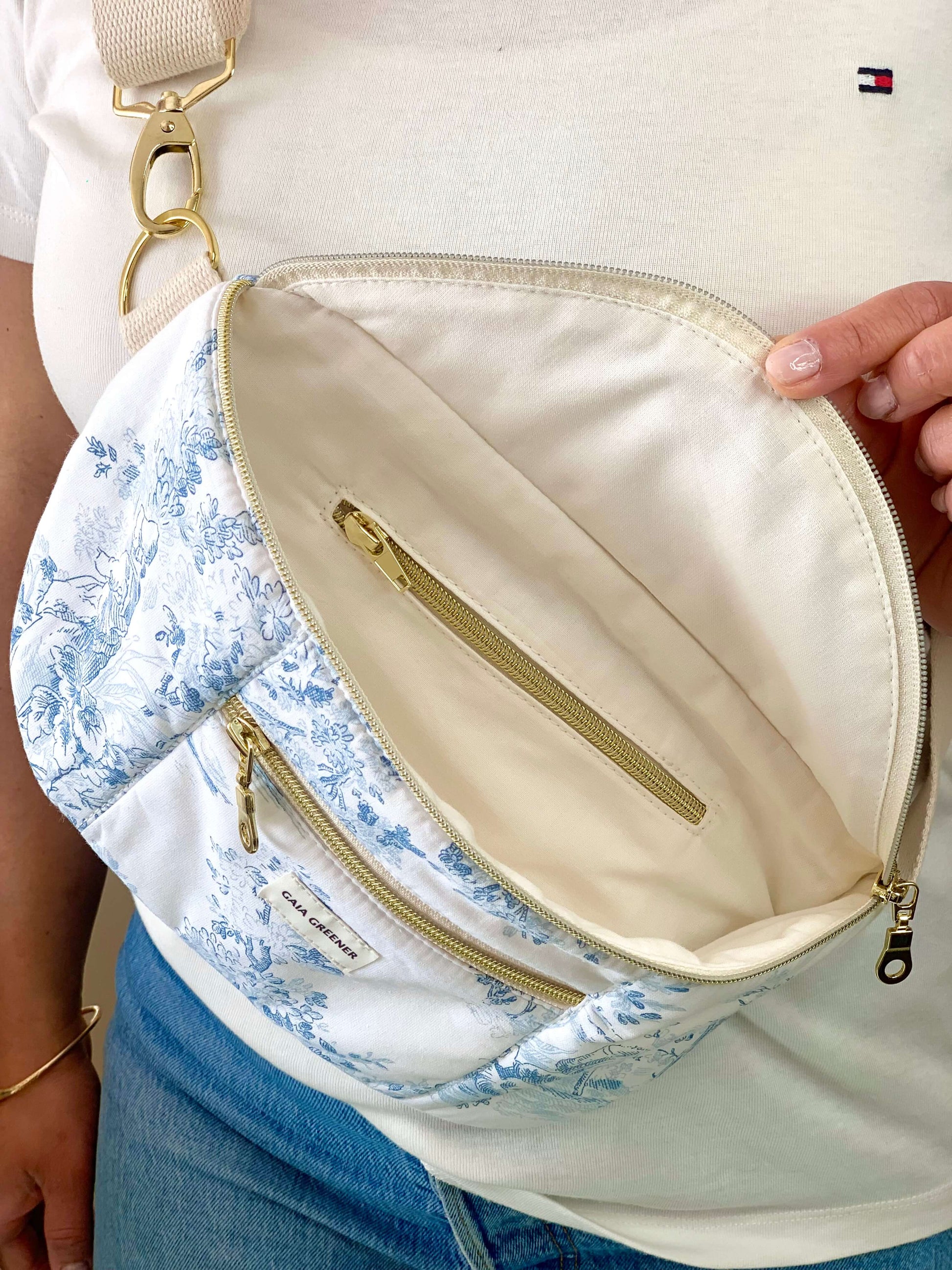 Sac banane femme, en toile de Jouy, coloris bleu, sangle pratique réglable et confort, tissu coton Oeko-Tex, portez en bandouliere style urbain, fait main.