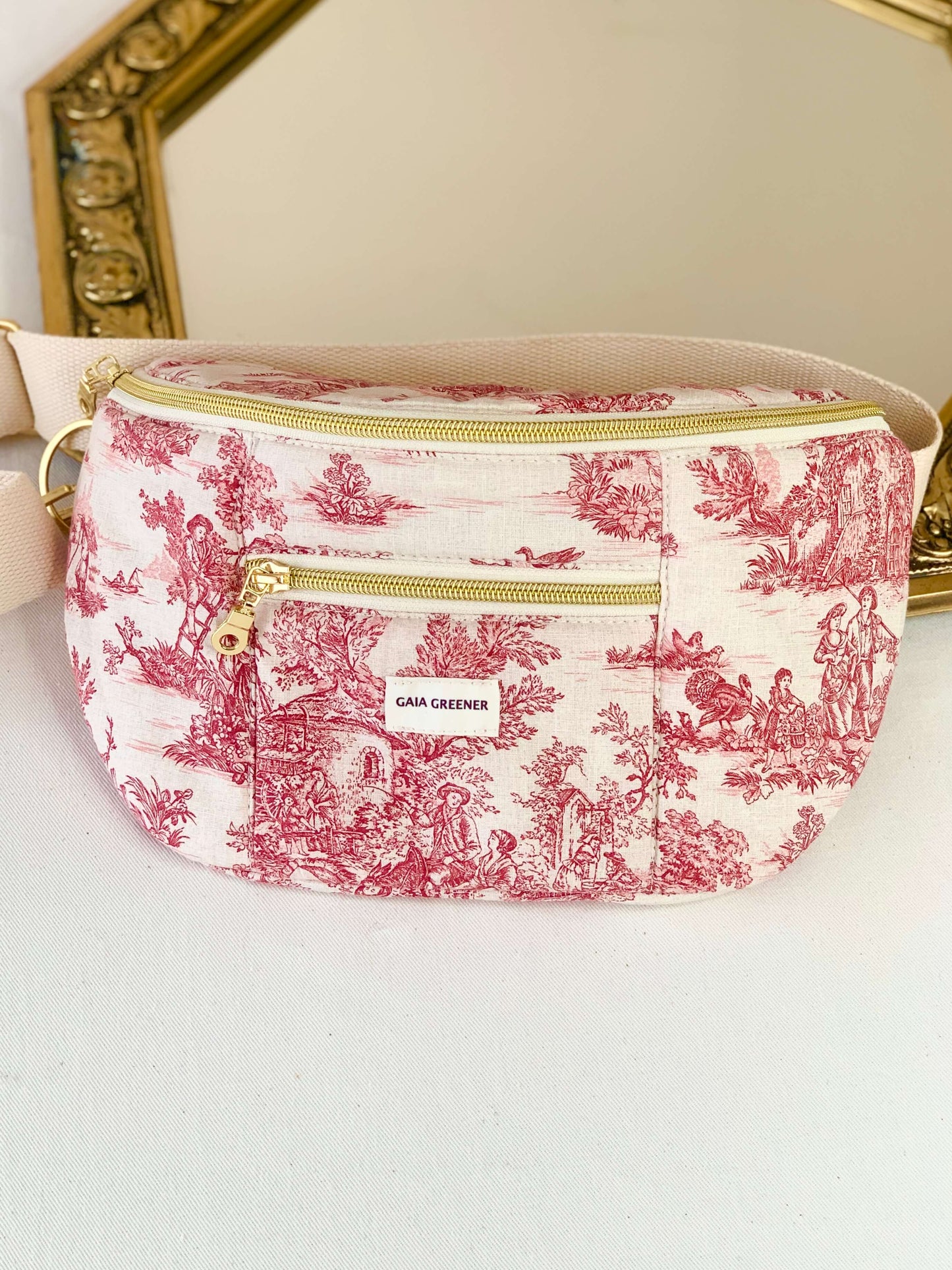 Sac banane femme, en toile de Jouy, coloris rouge, sangle pratique réglable et confort, grande poche intérieur, tissu Oeko-Tex, fait main Gaia Greener.