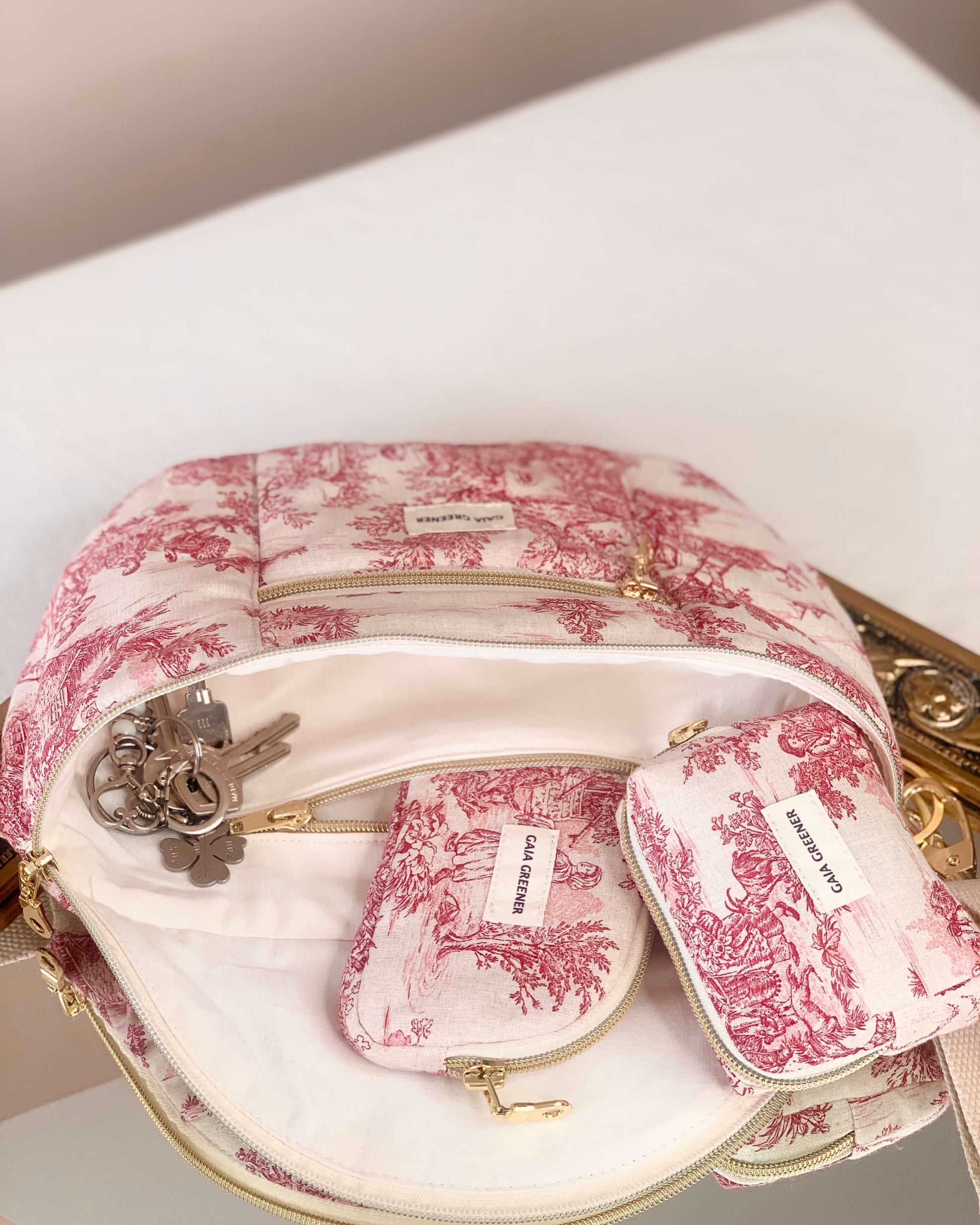 Sac banane femme, en toile de Jouy, coloris rouge, sangle pratique réglable et confort, tissu coton Oeko-Tex, grande capacité, intérieur rangement porte monnaie, fait main Gaia Greener.