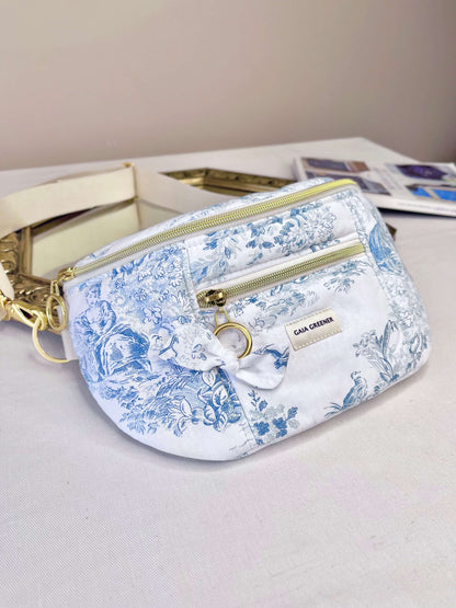 Sac banane femme, en toile de Jouy, sangle pratique, grande poche intérieur, tissu Oeko-Tex, fait main Gaia Greener.