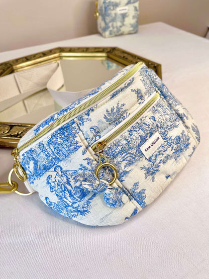 Sac banane femme, toile de Jouy, coloris bleu, grande poche intéreur et devant pour les essentiels, tissu Oeko-Tex, fait main Gaia Greener.