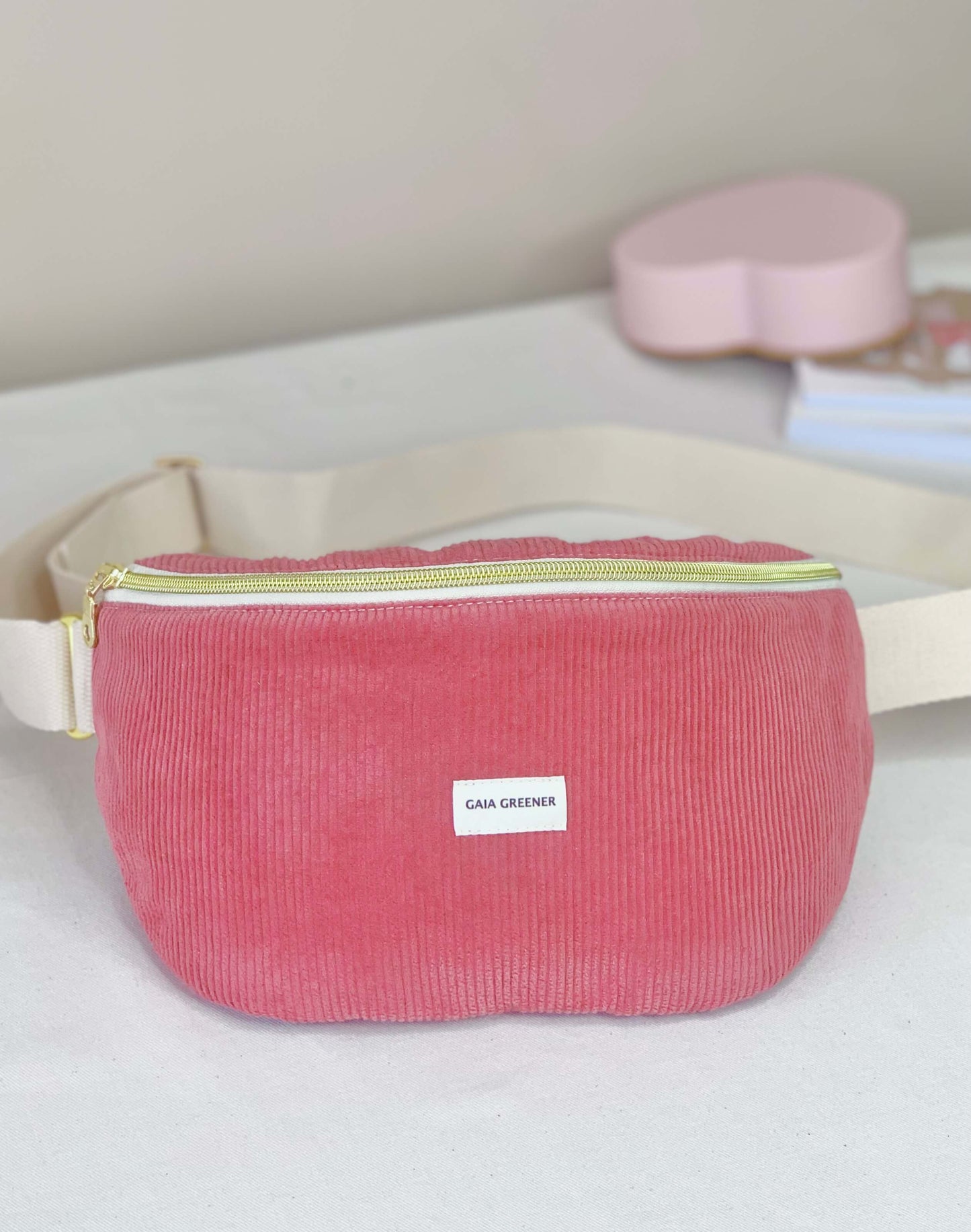 Sac banane velours tissu Oeko-tex, grande capacité et grande poche intérieur, coloris rose, fait main gaia greener.