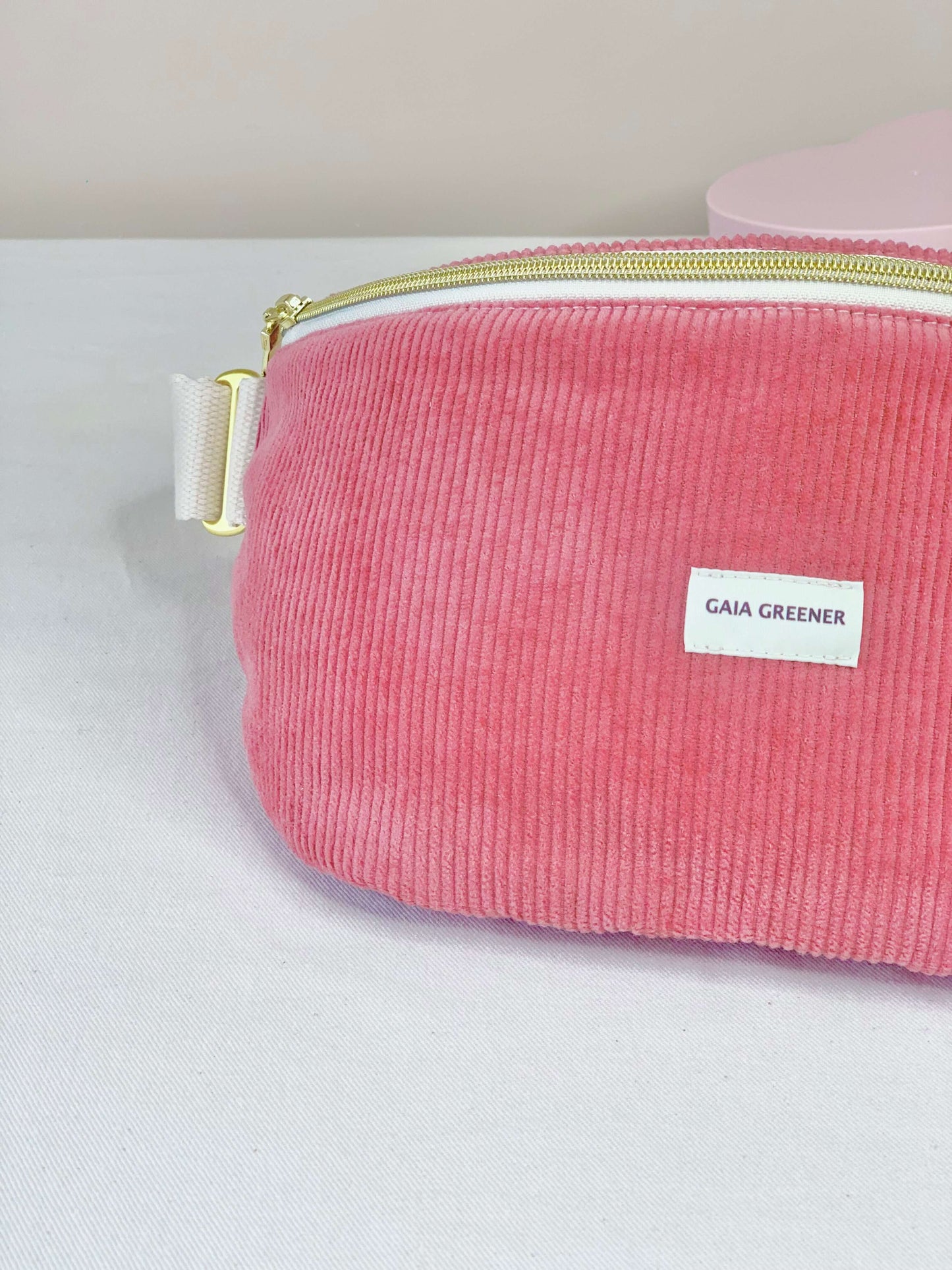 Sac banane velours tissu Oeko-tex, grande poche intérieur, coloris rose, fait main gaia greener.
