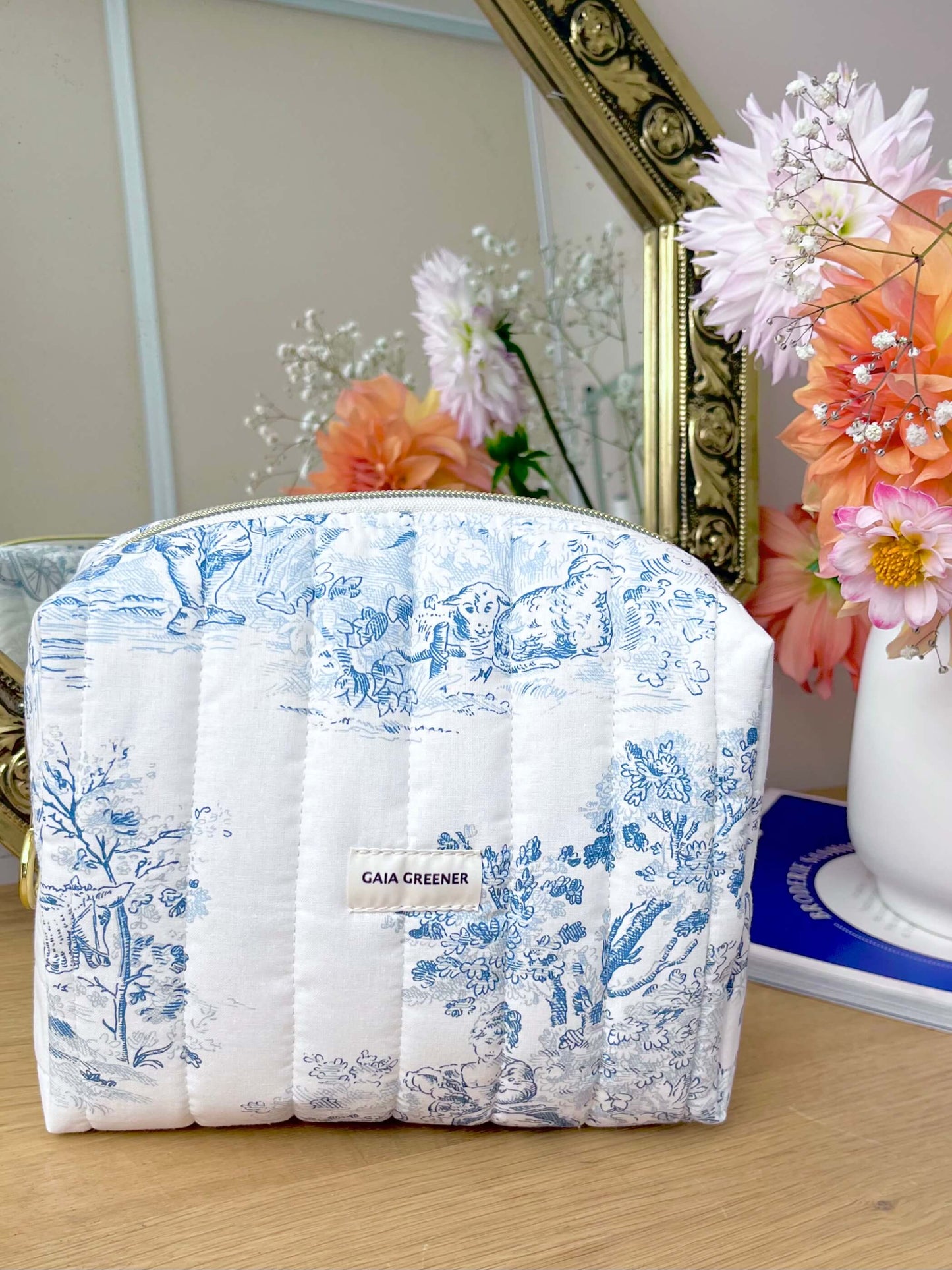 Trousse de toilette en coton Oeko-Tex, toile de Jouy bleu, grande capacité et durable, imperméable à l'intérieur, fait main Gaia Greener.