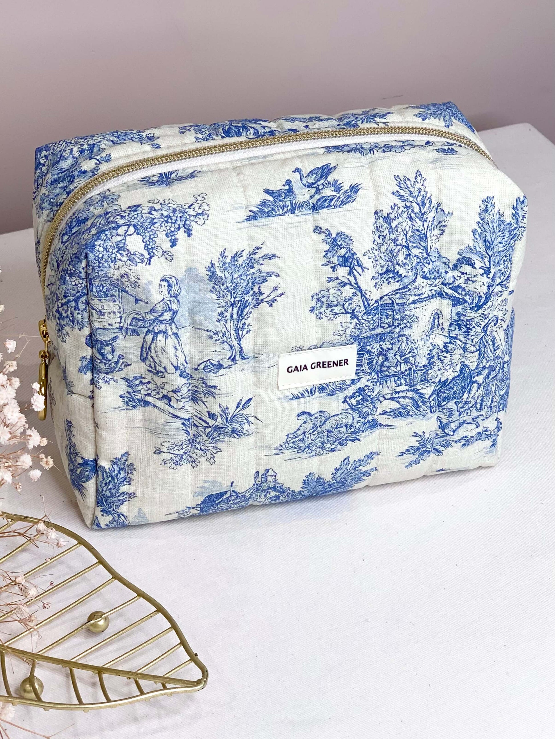 Trousse de toilette, trousse de maquillage en coton Oeko-Tex, toile de Jouy bleu, grande capacité et durable, imperméable à l'intérieur, fait main Gaia Greener.