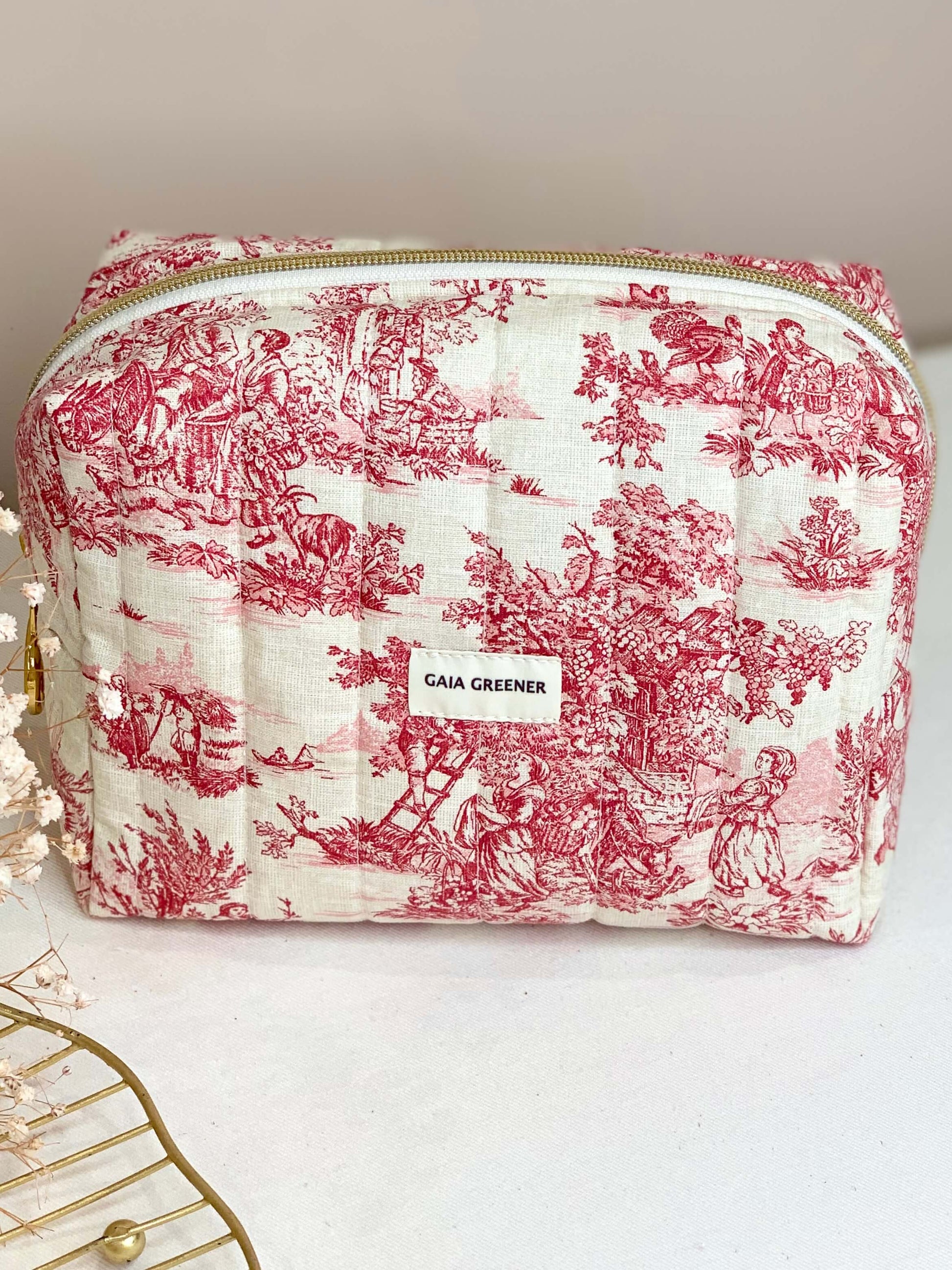 Trousse de toilette, trousse de voyage en coton Oeko-Tex, toile de Jouy rouge,  ouverture grande angle, imperméable à l'intérieur, fait main Gaia Greener.