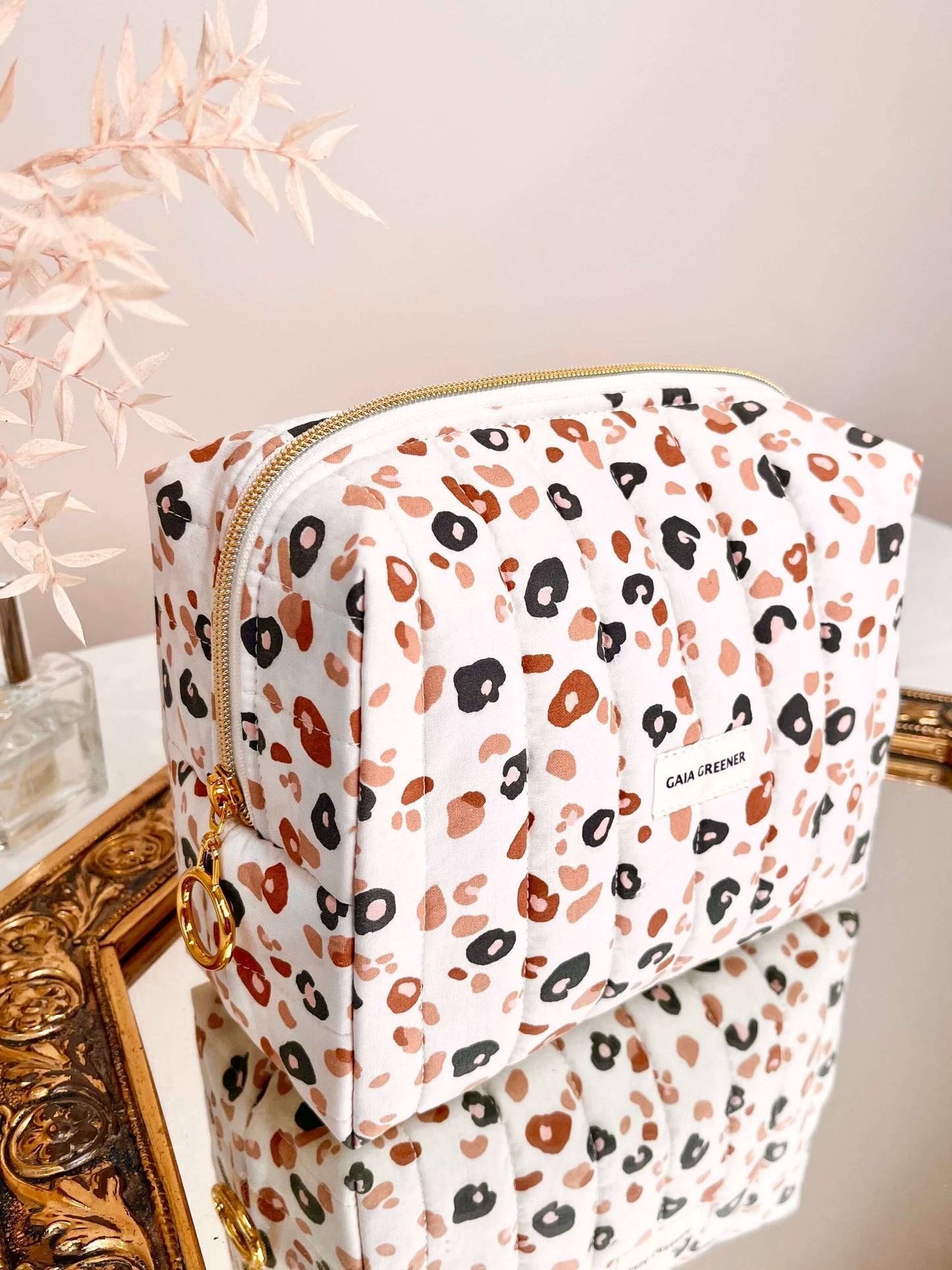Trousse de toilette, trousse matelassé durable en coton Oeko-Tex, ouverture grande angle, imperméable à l'intérieur, fait main Gaia Greener, motif léopard.