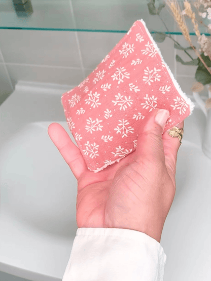 Routine beauté zéro déchet avec un disque démaquillant lavable ultra doux en tissus certifiés Oeko-Tex
