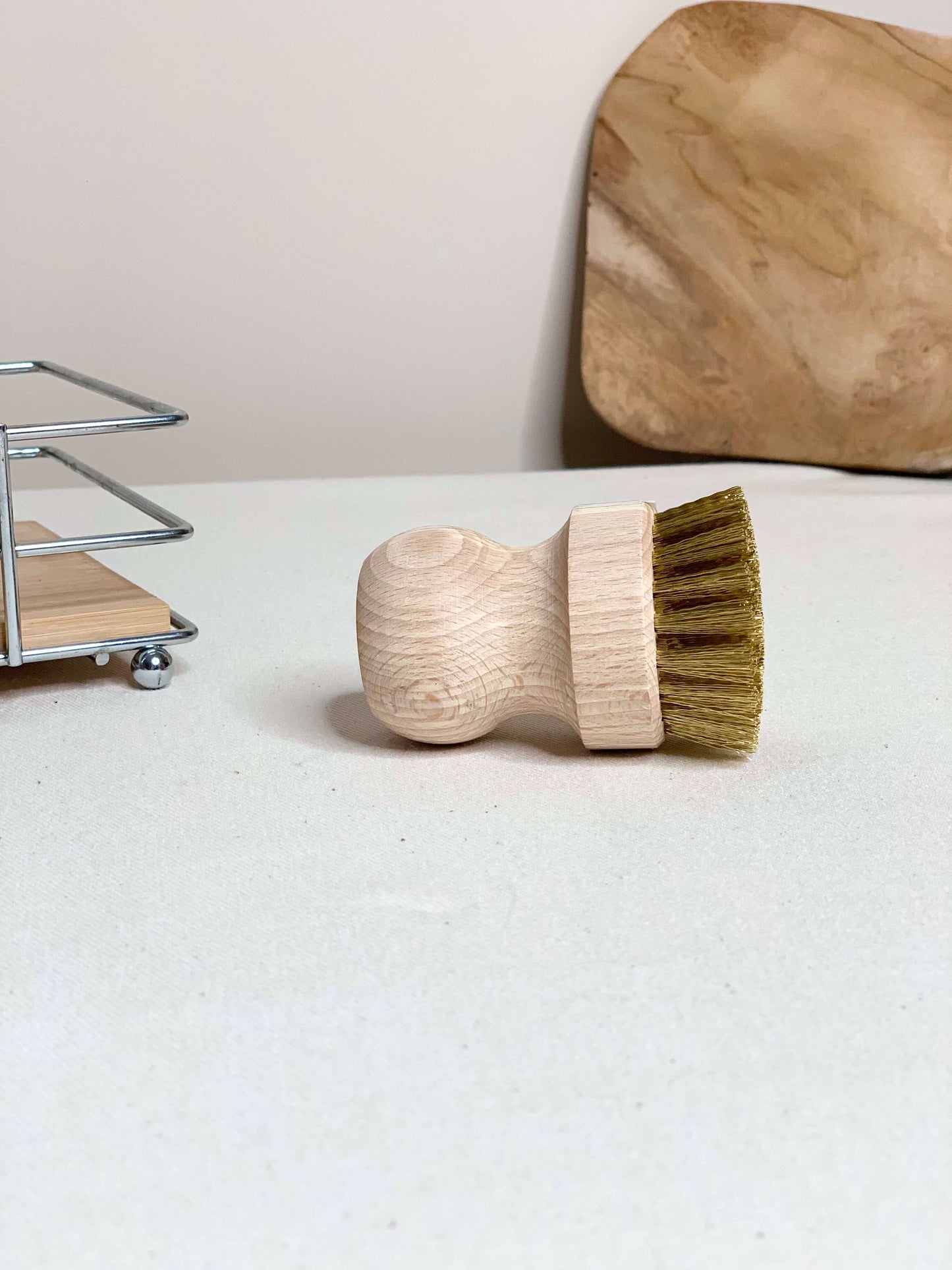Brosse casserole en laiton zéro déchet.
