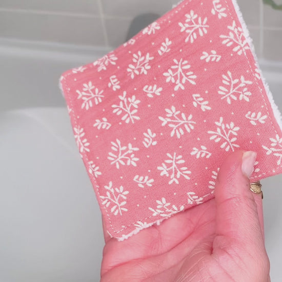 Utilisation d'un des 10 cotons lavables du kit Gaia Greener pour un nettoyage du visage doux et écologique