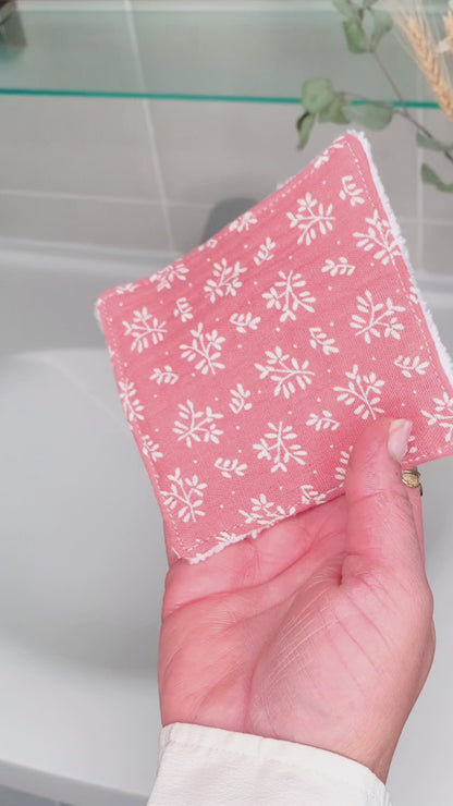 Utilisation d'un des 10 cotons lavables du kit Gaia Greener pour un nettoyage du visage doux et écologique