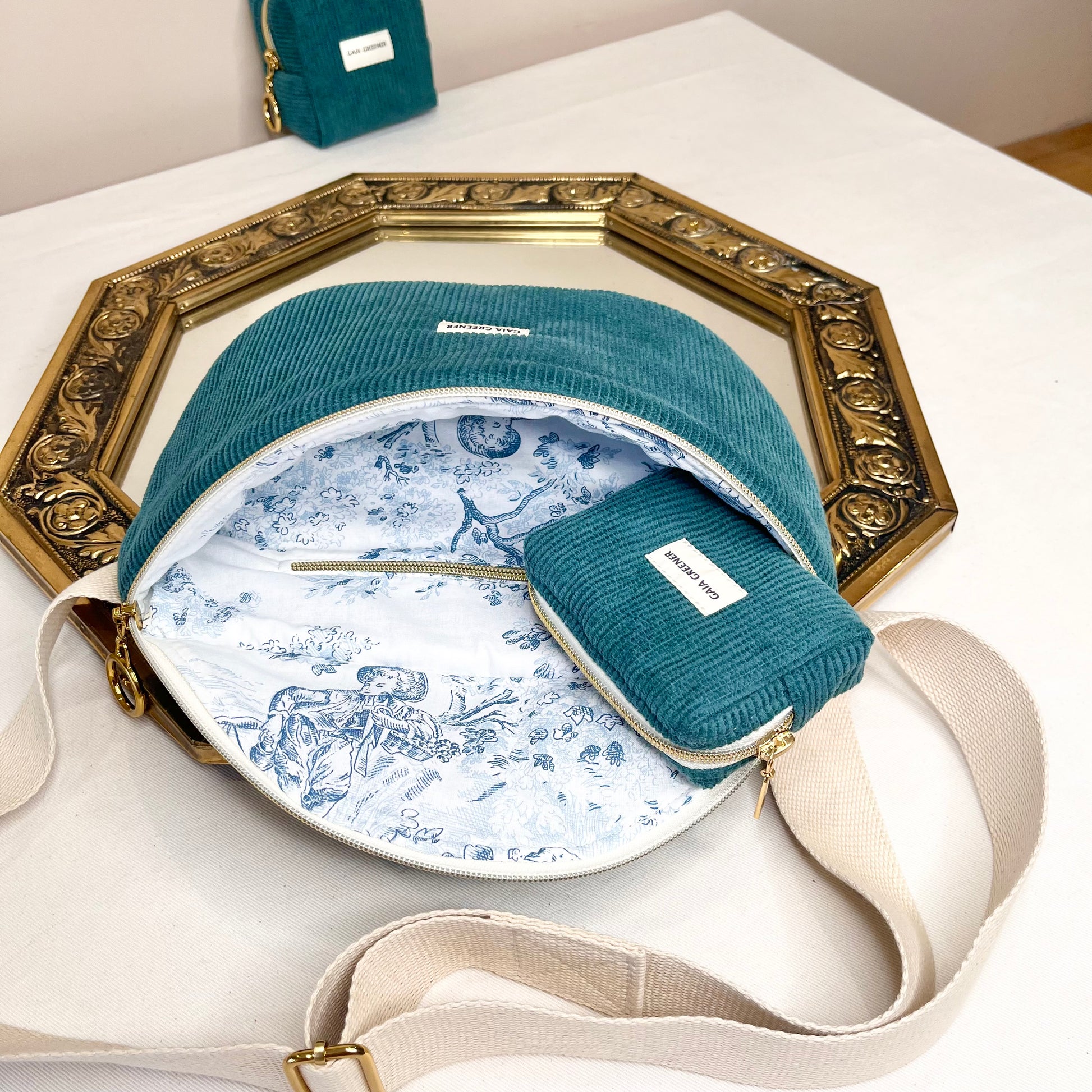 Sac banane velours bleu tissu Oeko-tex toile Jouy intérieur, fait main gaia greener.